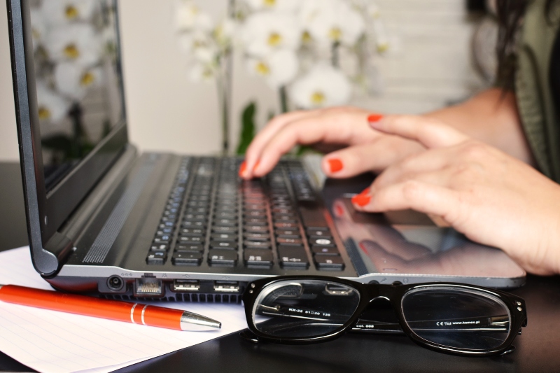 A woman who uses Latop with her painted nails: Windows 11 High Memory use